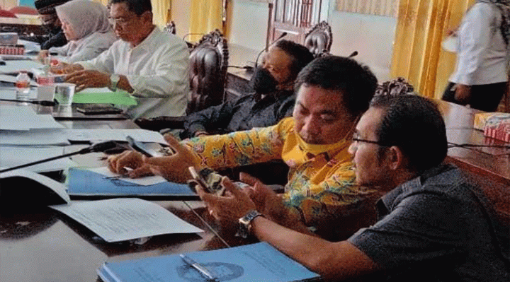 Anggota Komisi III DPRD Kotim Riskon Fabiansyah batik kuning saat rapat di DPRD beberapa waktu lalu.