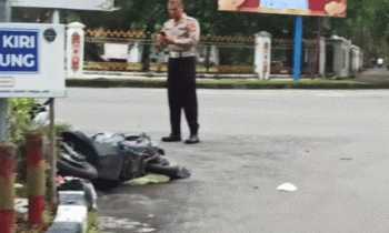 Anggota Satlantas Polresta Palangka Raya ketika melakukan pemeriksaan awal di tempat kejadian perkara TKP.