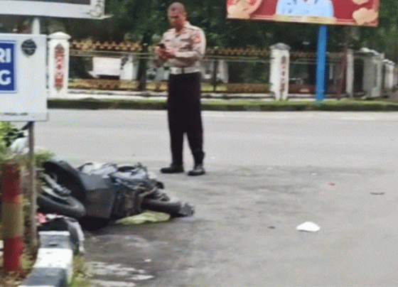 Anggota Satlantas Polresta Palangka Raya ketika melakukan pemeriksaan awal di tempat kejadian perkara TKP.