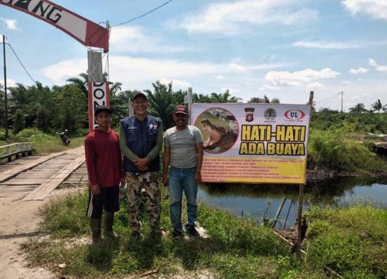 BKSDA dan Manggala Agni memasang papan peringatan keberadaan buaya di sungai irigasi Desa Handil Sohor Kecamatan Mentaya Hilir Selatan Senin 16 Januari 2023.