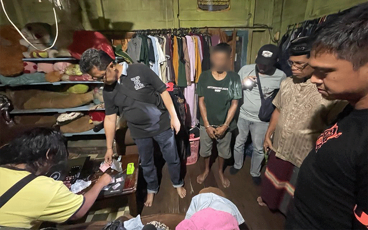 Selain Pemakai Polisi Juga Temukan 26 Paket Sabu di Meja Tamu Warga Gang Merak ini