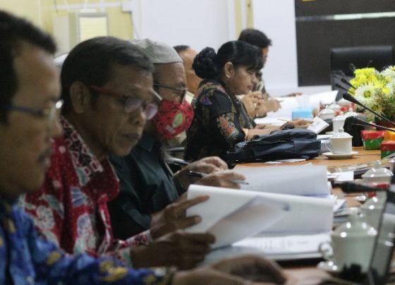 Bapemperda DPRD Seruyan dan Tim Legislasi Rancangan Hukum Pemerintah Daerah Kabupaten Seruyan saat pembahasan tiga Raperda.