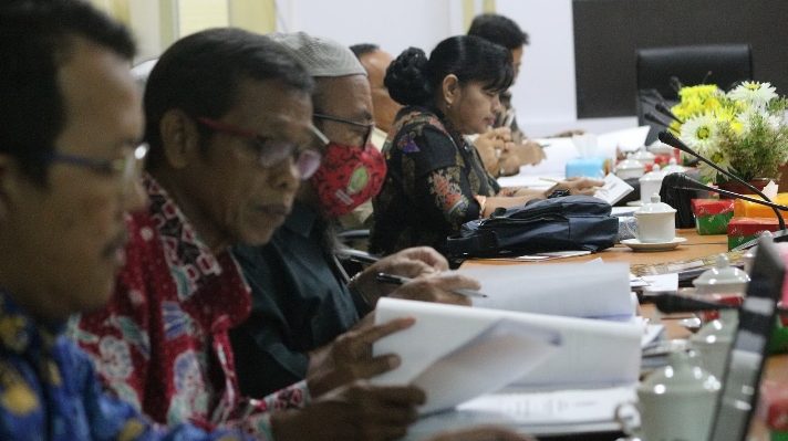 Bapemperda DPRD Seruyan dan Tim Legislasi Rancangan Hukum Pemerintah Daerah Kabupaten Seruyan saat pembahasan tiga Raperda.