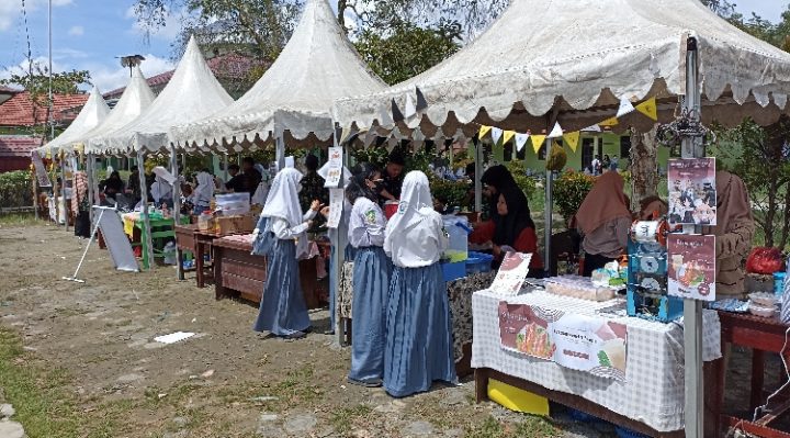 Bazar usaha sebagai salah satu rangkaian kegiatan peringatan HUT ke 55 SMKN 1 Sampit Senin 9 Januari 2023