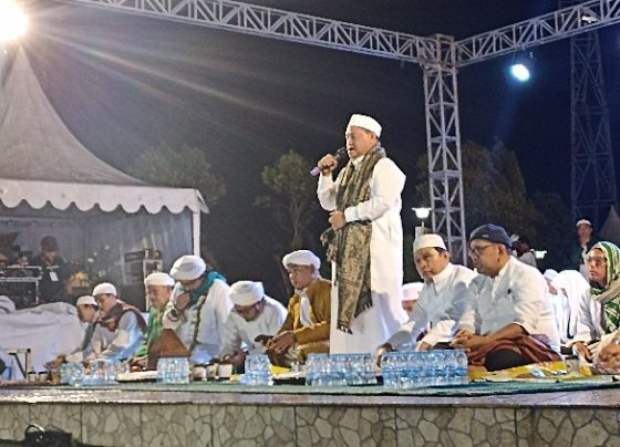 Bupati Kotawaringin Timur Halikinnor berdiri menyampaikan pesannya pada Malam Haul Abah Guru Sekumpul di Ikon Jelawat Sabtu 28 Januari 2023.