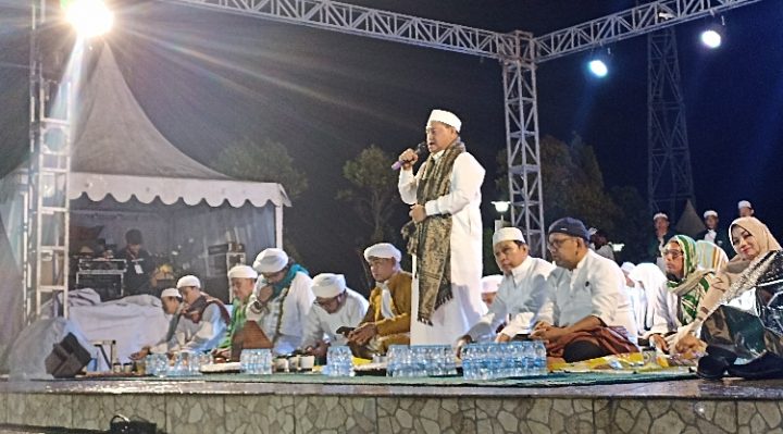 Bupati Kotawaringin Timur Halikinnor berdiri menyampaikan pesannya pada Malam Haul Abah Guru Sekumpul di Ikon Jelawat Sabtu 28 Januari 2023.