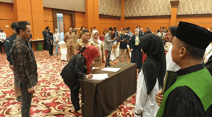 Bupati Kotim Halikin saat penandatanganan Pakta Integritas PPS di mana ia juga meminta Kelurahan dan Desa Sediakan Ruangan Khusus untuk PPS Bekerja