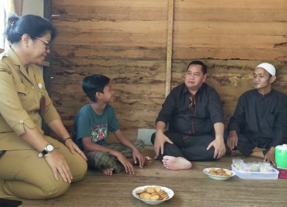 Bupati Kotim Halikinnor bersama Plt Kadis Pendidikan Susiawati saat mendatangi rumah anak yang putus sekolah Selasa 3 Januari 2023.