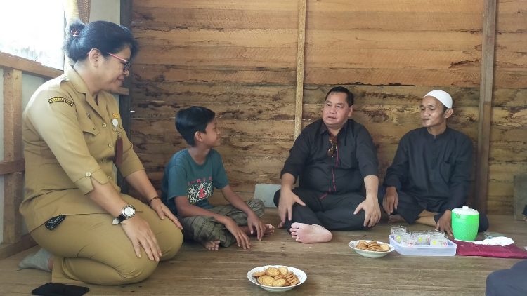 Bupati Kotim Kunjungi Anak Putus Sekolah Karena Terkendala Ekonomi 