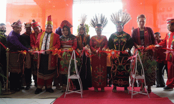 Bupati Kotim Halikinnor bersama pejabat yang lainnya memotong pita tanda diresmikannya Mal Pelayanan Publik Sabtu 7 Januari 2023. 1