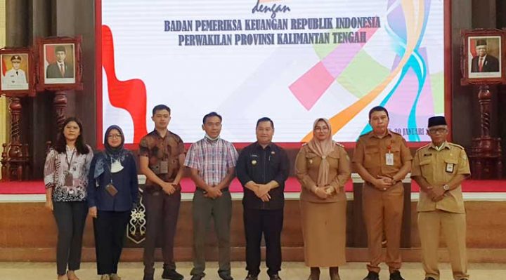 Bupati Kotim Halikinnor berserta jajaran saat berfoto bersama dengan Tim BPK Perwakilan Kalteng Senin 30 Januari 2023.