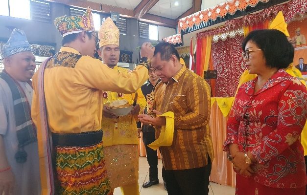 Bupati Kotim Halikinnor didampingi Ketua DPRD Kotim Rinie Anderson saat ditampung tawar