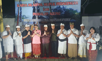 Bupati Kotim Halikinnor didampingi Sekda Kotim Fajurrahman saat berfoto bersama dengan tokoh agama Hindu.