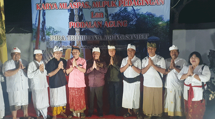 Bupati Kotim Halikinnor didampingi Sekda Kotim Fajurrahman saat berfoto bersama dengan tokoh agama Hindu.