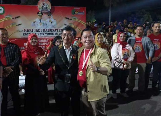 Bupati Kotim Halikinnor jaket krem yang mengatakan Pemkab Kotim upayakan pemerataan pelayanan kesehatan melalui Poskesdes.