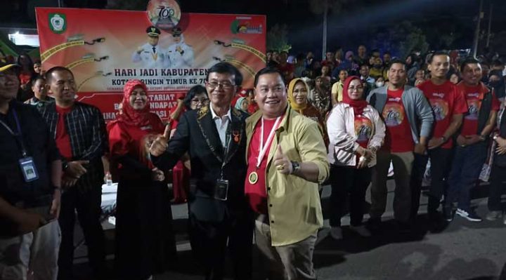 Bupati Kotim Halikinnor jaket krem yang mengatakan Pemkab Kotim upayakan pemerataan pelayanan kesehatan melalui Poskesdes.