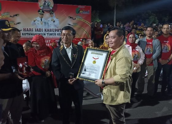 Bupati Kotim Halikinnor menerima penghargaan rekor MURI PJU dengan ornamen terbaik dan unit terbanyak Sabtu 7 Januari 2023