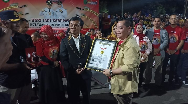 Bupati Kotim Halikinnor menerima penghargaan rekor MURI PJU dengan ornamen terbaik dan unit terbanyak Sabtu 7 Januari 2023