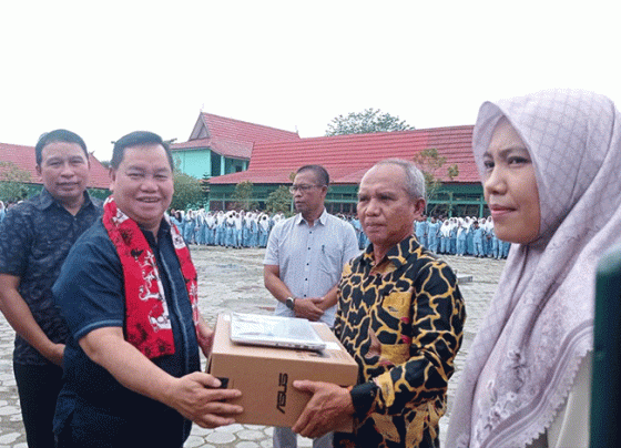 Bupati Kotim Halikinnor menyerahkan Bantuan Laptop ke Dua Satdik Menengah Atas ini SMAN 3 Sampit dan SMKN 1 Sampit Jumat 27 Januari 2023.