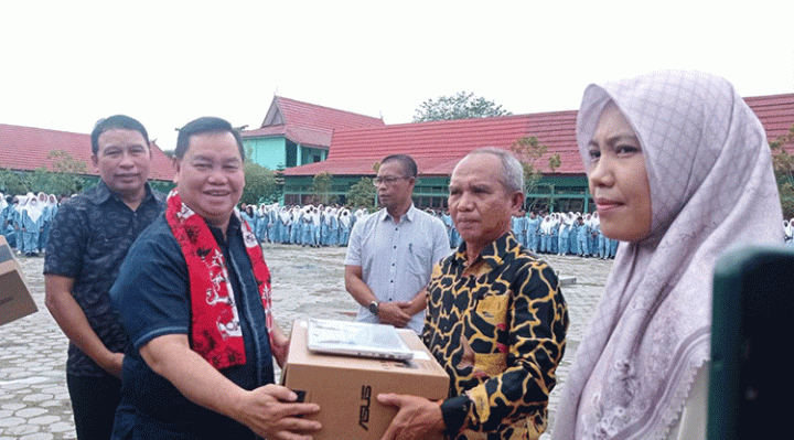 Bupati Kotim Halikinnor menyerahkan Bantuan Laptop ke Dua Satdik Menengah Atas ini SMAN 3 Sampit dan SMKN 1 Sampit Jumat 27 Januari 2023.