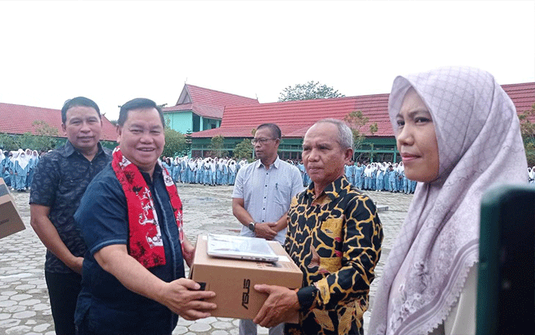 Walaupun Tanggung Jawab Pemprov, Pemkab Kotim tetap Bantu Laptop ke SMA ini