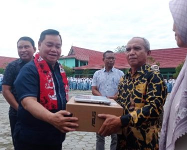 Bupati Kotim Halikinnor menyerahkan bantuan laptop Pemkab Kotim yang diterima Kepala SMAN 3 Sampit Livenur Hasby Jumat 27 Januari 2023