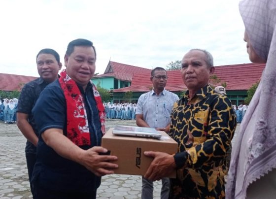 Bupati Kotim Halikinnor menyerahkan bantuan laptop Pemkab Kotim yang diterima Kepala SMAN 3 Sampit Livenur Hasby Jumat 27 Januari 2023