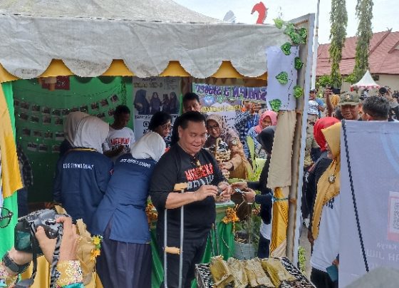 Bupati Kotim Halikinnor saat membeli pepes ikan yang dibakar menggunakan briket karya P5 siswa SMPN 3 Sampit Selasa 27 Desember 2022