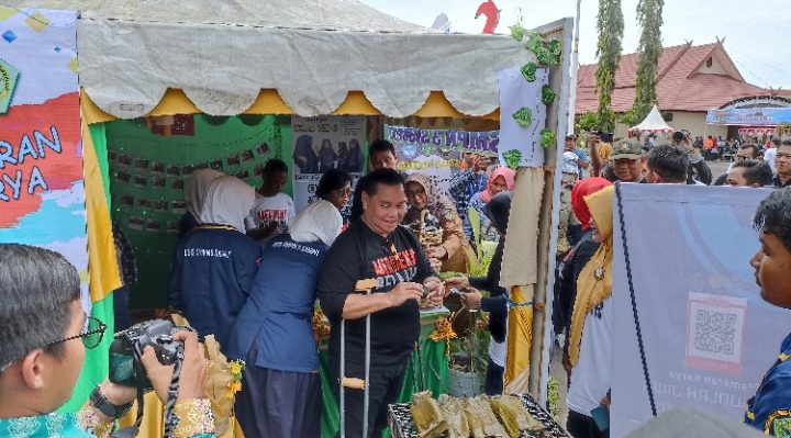 Bupati Kotim Halikinnor saat membeli pepes ikan yang dibakar menggunakan briket karya P5 siswa SMPN 3 Sampit Selasa 27 Desember 2022