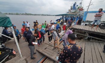 Bupati Kotim Halikinnor saat turun dari feri penyeberangan dari dan ke Mentaya Seberang Kecamatan Seranau.