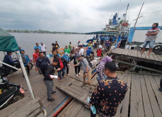 Bupati Kotim Halikinnor saat turun dari feri penyeberangan dari dan ke Mentaya Seberang Kecamatan Seranau.