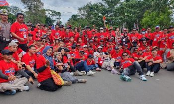 Bupati Kotim saat berfoto bersama dengan panitia serta peserta Time Rally di Taman Kota Sampit.