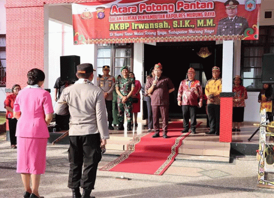 Bupati Murung Raya Perdie M Yoseph menyambut kedatangan Kapolres Murung Raya AKBP Irwansah beserta Ny Dewi Ayu Irwansah di Rumah Jabatan Bupati Murung Raya Minggu sore 15 Januari 2023.