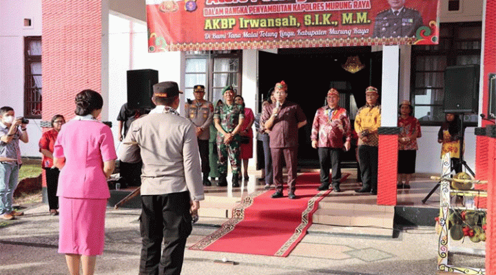 Bupati Murung Raya Perdie M Yoseph menyambut kedatangan Kapolres Murung Raya AKBP Irwansah beserta Ny Dewi Ayu Irwansah di Rumah Jabatan Bupati Murung Raya Minggu sore 15 Januari 2023.