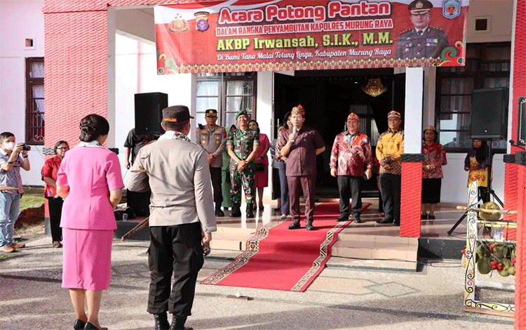 Bupati Sambut Kapolres Murung Raya Dengan Tradisi Potong Pantan