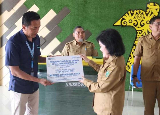 Bupati Pulang Pisau Pudjirustaty Narang menerima CSR dari General Manager Regional III PT Pelindo Dino Akhmad Syahrudin secara simbolis Selasa 24 januari 2023.