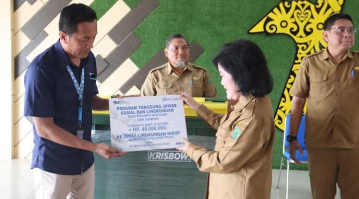 Bupati Pulang Pisau Pudjirustaty Narang menerima CSR dari General Manager Regional III PT Pelindo Dino Akhmad Syahrudin secara simbolis Selasa 24 januari 2023.