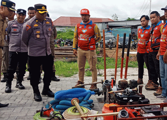 Camat Baamang Ady Candra bersama Kabag Ops Polri Kotim Samsul Bahri melakukan pengecekan sarana dan prasarana tim relawan Millenial Tanggap Bencana Senin 9 Januari 2023.