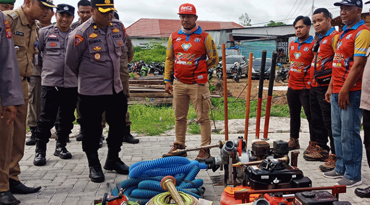 Camat Baamang Ady Candra bersama Kabag Ops Polri Kotim Samsul Bahri melakukan pengecekan sarana dan prasarana tim relawan Millenial Tanggap Bencana Senin 9 Januari 2023.