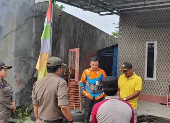 Camat MB Ketapang Eddy Hidayat kemeja batik bersama jajaran Satpol PP Kotim saat mendatangi lokasi pagar yang miring dan retak Jumat 13 Januari 2023