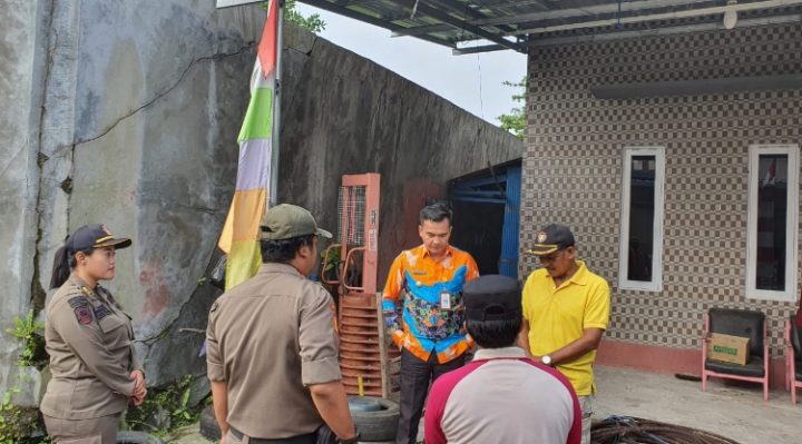 Camat MB Ketapang Eddy Hidayat kemeja batik bersama jajaran Satpol PP Kotim saat mendatangi lokasi pagar yang miring dan retak Jumat 13 Januari 2023