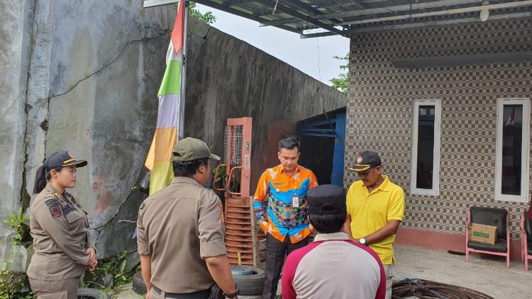 Pagar Setinggi 4 Meter di Sampit ini Hampir Roboh dan Bahayakan Warga 