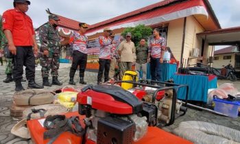 Camat Seranau Dedi Purwanto bersama unsur pimpinan kecamatan lainnya saat mengecek kesiapan peralatan pencegahan Karhutla Jumat 13 Januari 2023.