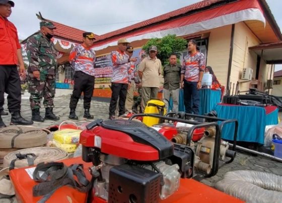 Camat Seranau Dedi Purwanto bersama unsur pimpinan kecamatan lainnya saat mengecek kesiapan peralatan pencegahan Karhutla Jumat 13 Januari 2023.