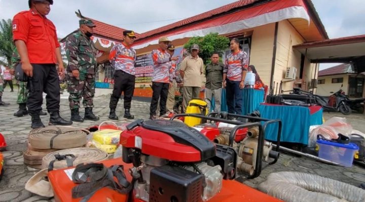 Camat Seranau Dedi Purwanto bersama unsur pimpinan kecamatan lainnya saat mengecek kesiapan peralatan pencegahan Karhutla Jumat 13 Januari 2023.