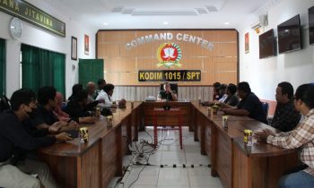 Dandim 1015 Sampit Letkol Inf. Abdul Hamid berkomunikasi dengan para awak media 31 Desember 2022