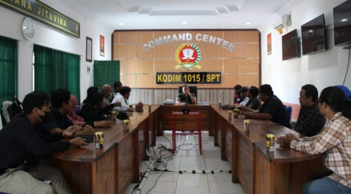 Dandim 1015 Sampit Letkol Inf. Abdul Hamid berkomunikasi dengan para awak media 31 Desember 2022