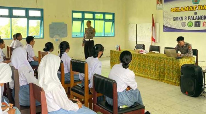 Ditlantas Polda Kalteng saat mensosialisasikan tertib berlalu lintas di SMKN 8 Palangka Raya Selasa pagi 31 Januari 2023.