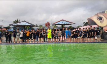 Foto bersama siswa SMP Cita Bunda saat mereka mengikuti pembelajaran luar kelas di Wisata Kolam Renang Aqui Sampit Selasa 31 Januari 2023.