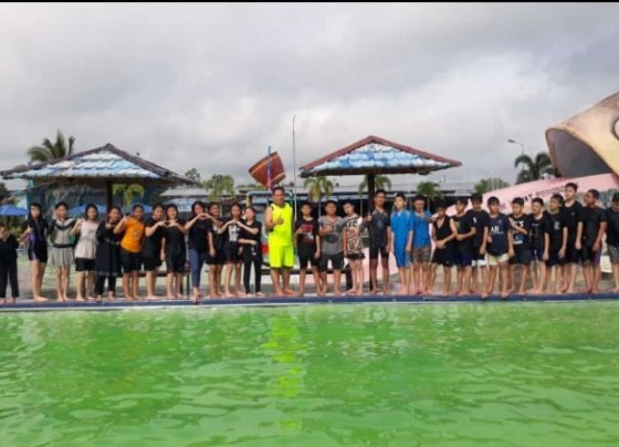 Foto bersama siswa SMP Cita Bunda saat mereka mengikuti pembelajaran luar kelas di Wisata Kolam Renang Aqui Sampit Selasa 31 Januari 2023.